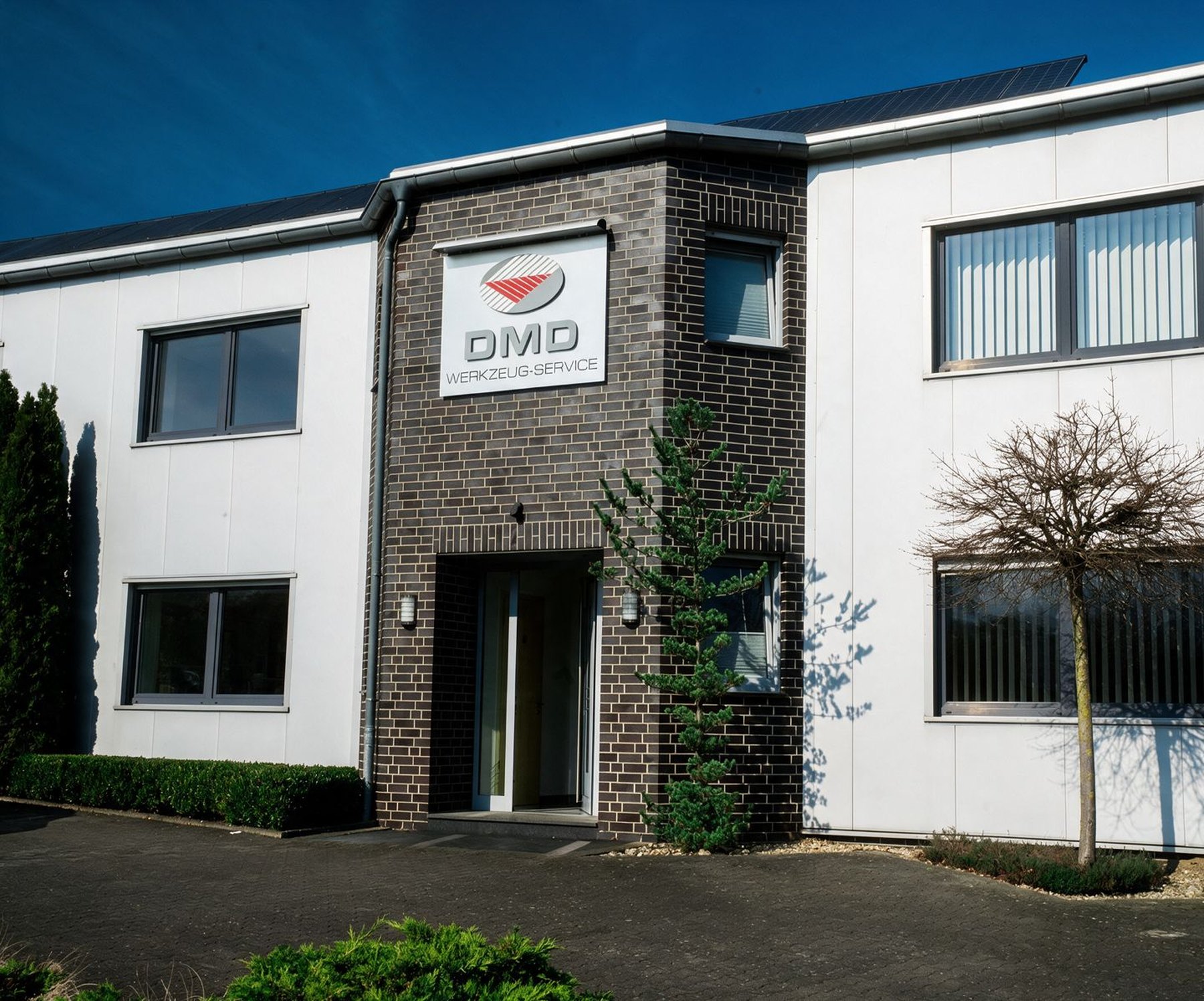 Betriebsgebäude mit Firmenschild an der Gewerbestraße in Rietberg-Mastholte