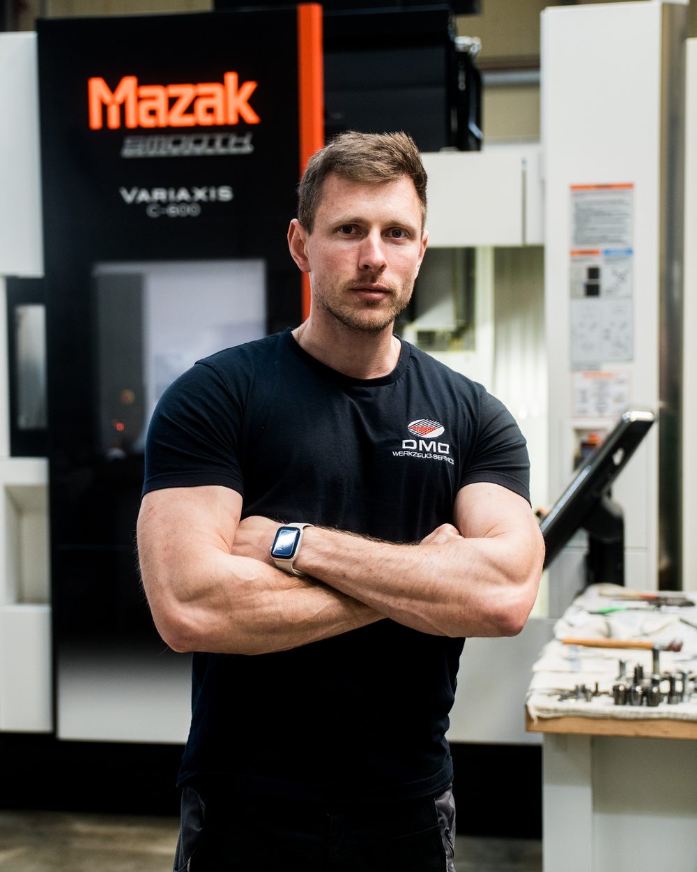 Mitarbeiter von DMD vor einer Mazak-Bearbeitungsmaschine
