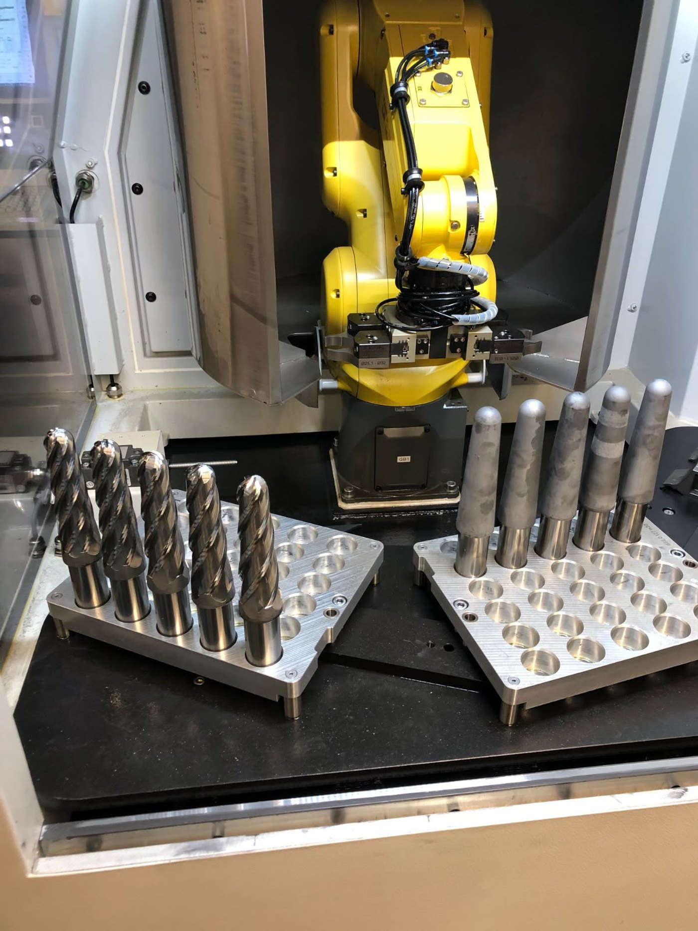 Roboterzelle belädt eine Schleifmaschine mit Vollhartmetallfräsern